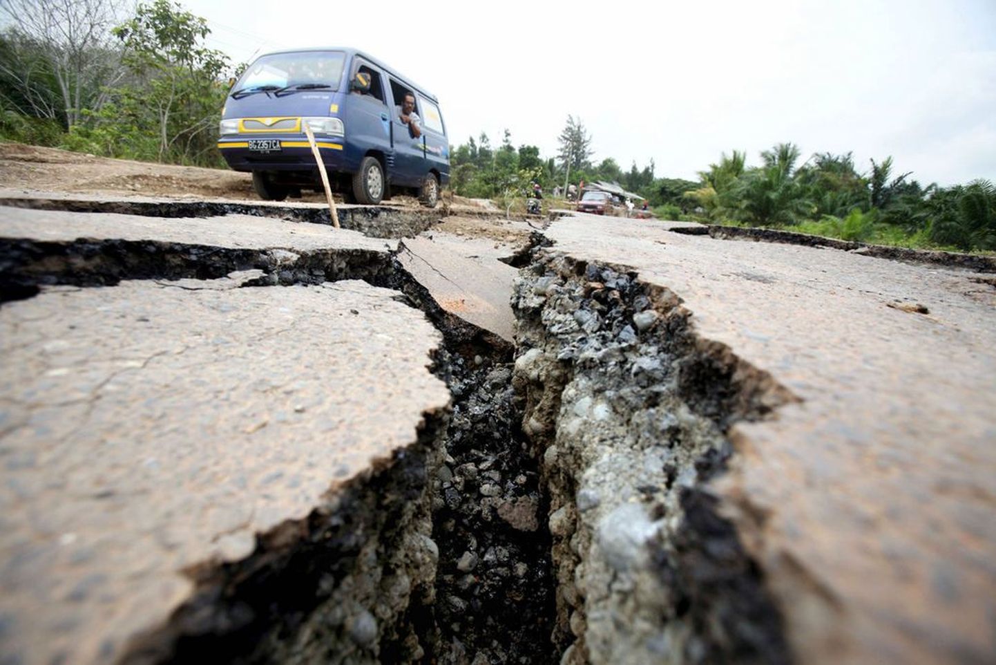 Eelmise maavärina tagajärjel lõhenenud tee Sumatra saarel Indoneesias.