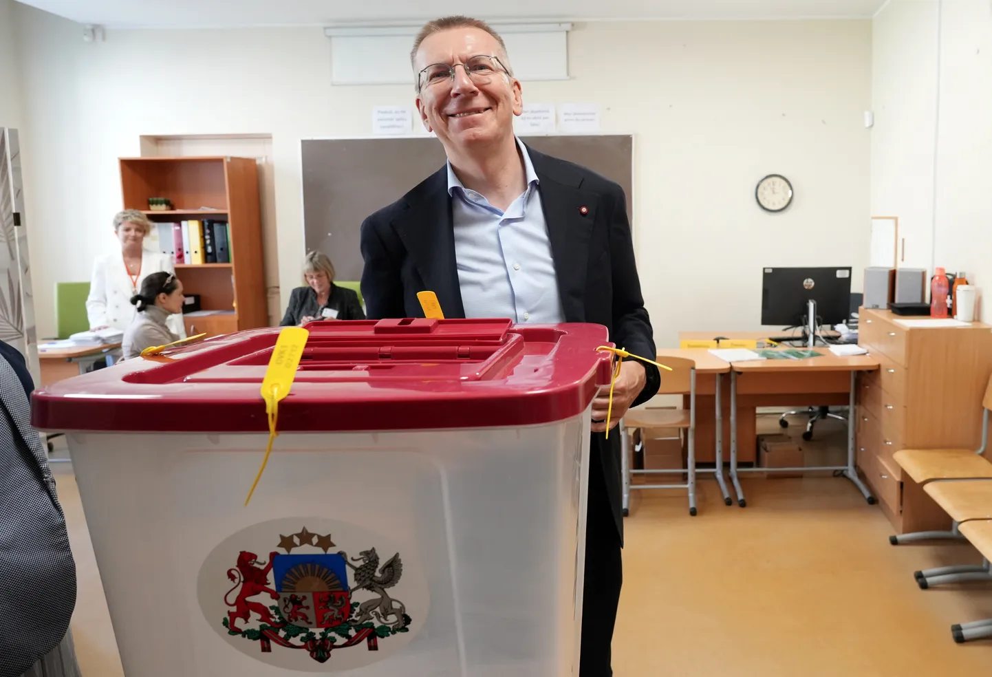 Valsts prezidents Edgars Rinkēvičs piedalās pašvaldību vēlēšanās 211. vēlēšanu iecirknī Jūrmalas Pumpuru vidusskolā.