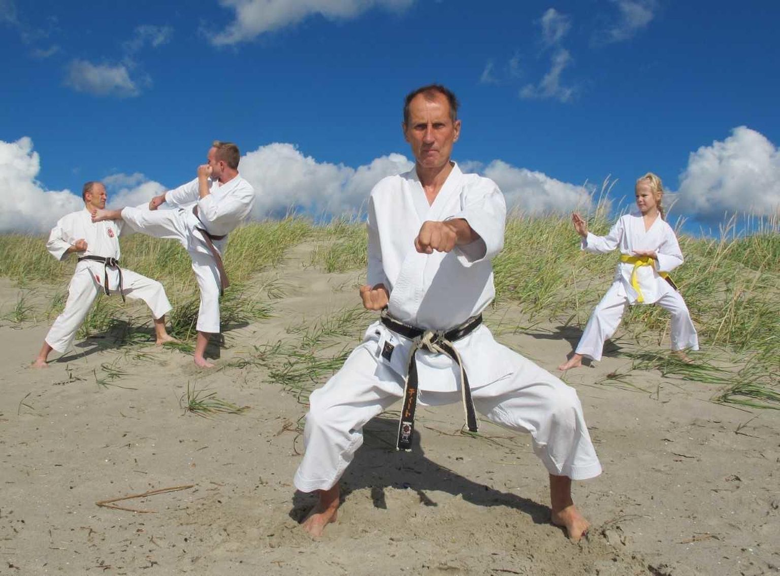 Zeni karateklubi asutaja Teet Jüringu (pildil keskel) sõnutsi ei keskendu nad sportlikele tulemustele, pigem kehalisele ja vaimsele arengule. Tema väitel ei ole karate ­vägivaldne spordiala, vaid eeskätt elustiil.
