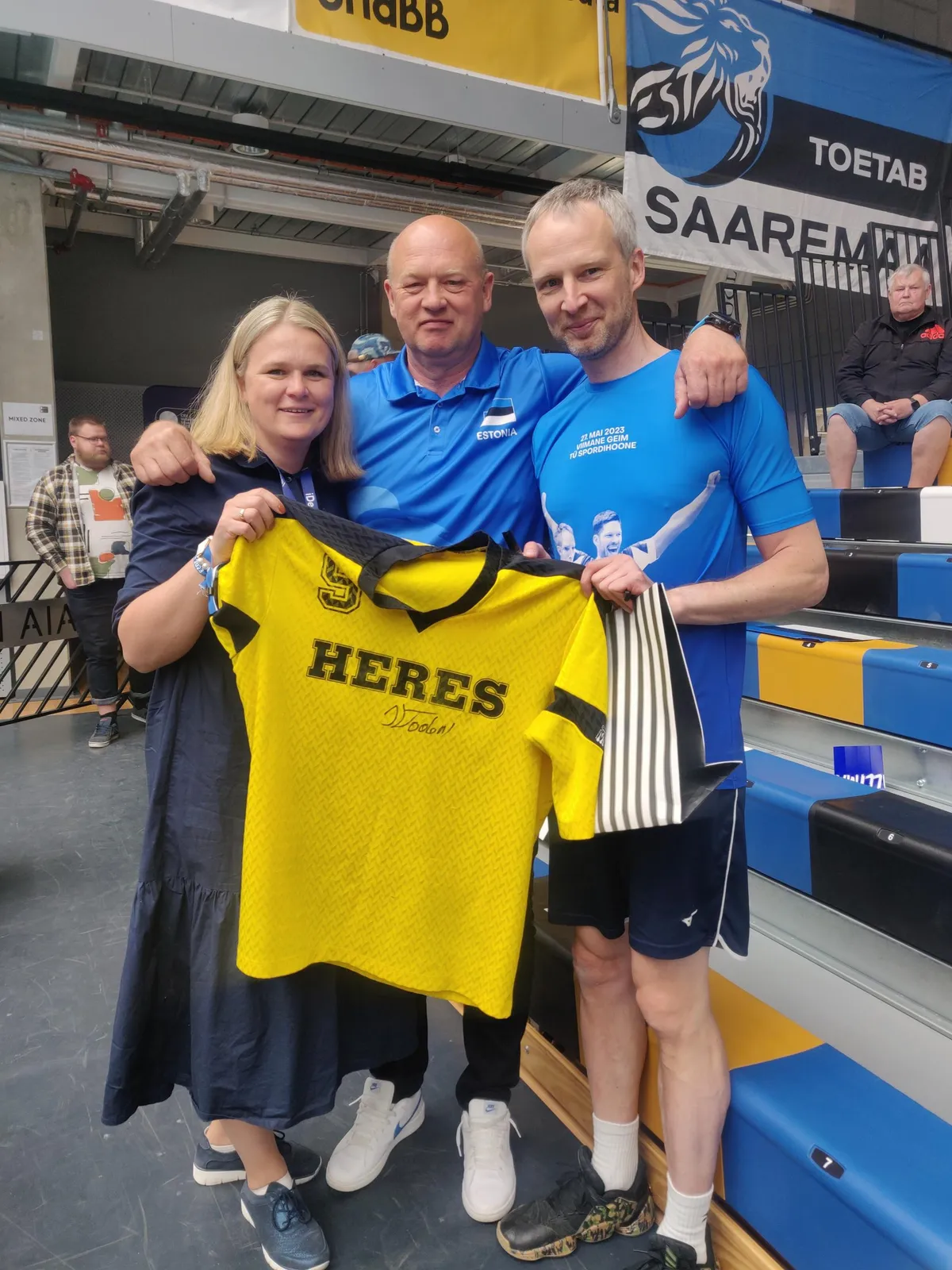 Gadi ja Janis Rohtjärv võtsid Kert Toobalilt legendaarse Herese mängusärgile autogrammi. Just sellest meeskonnast sai Toobali sportlaskarjäär Eesti võrkpalli meistriliigas omal ajal alguse.