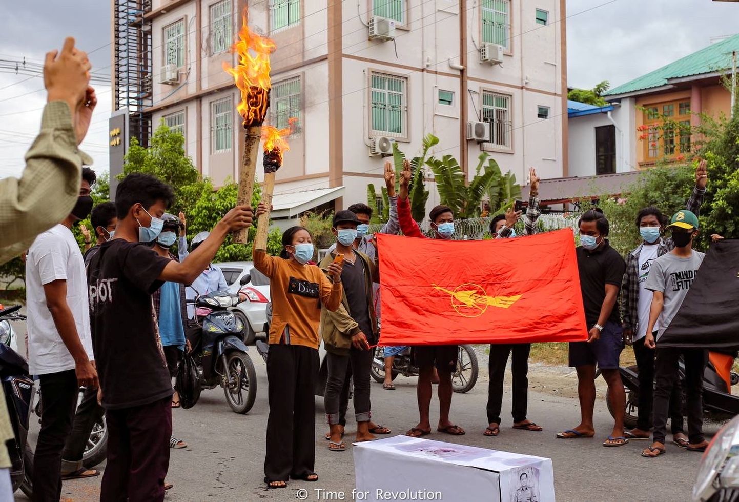 Myanmari meeleavaldajad põletamas hunta liidri pilte 3. juulil.