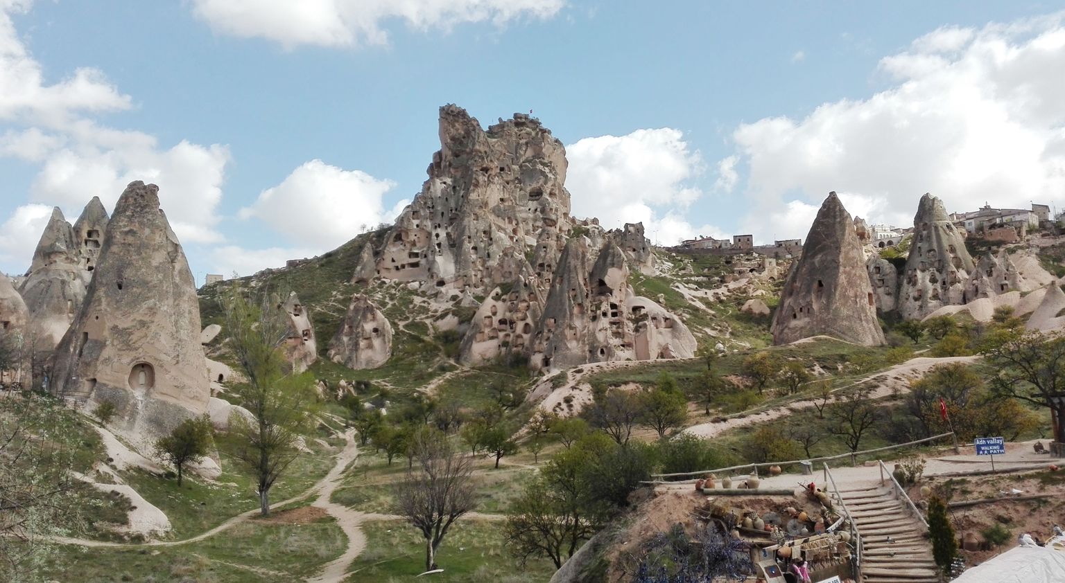 Mäetipus asuva väikese Uçhisari küla keskel kõrgub looduslik kaljukindlus, mis oli kunagi koduks kohalikele elanikele. Nüüd on Uçhisar sealt avaneva vaate pärast üks turistide meelissihtkohti.