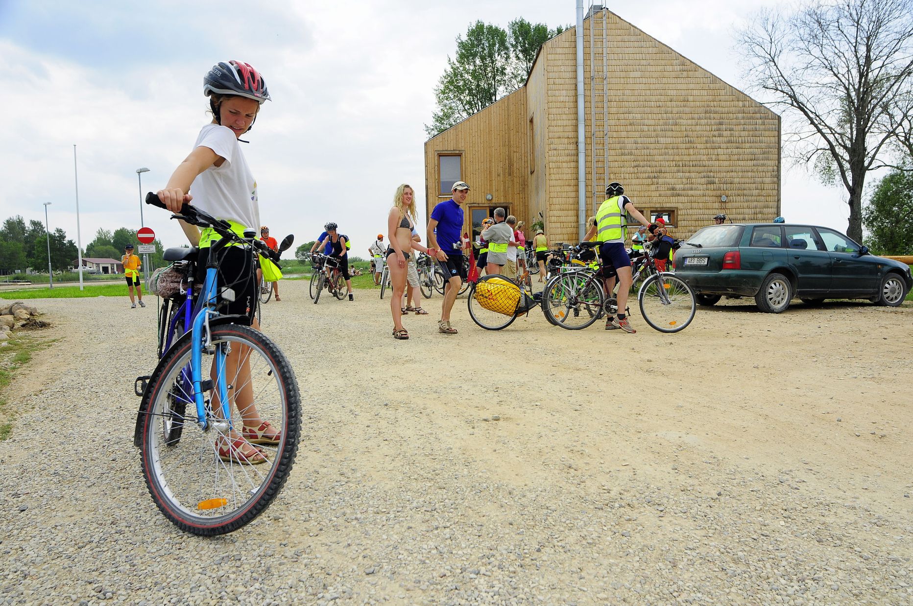 Võrtsjärve külastuskeskus. Pildil keskust külastavad jalgratturid.
