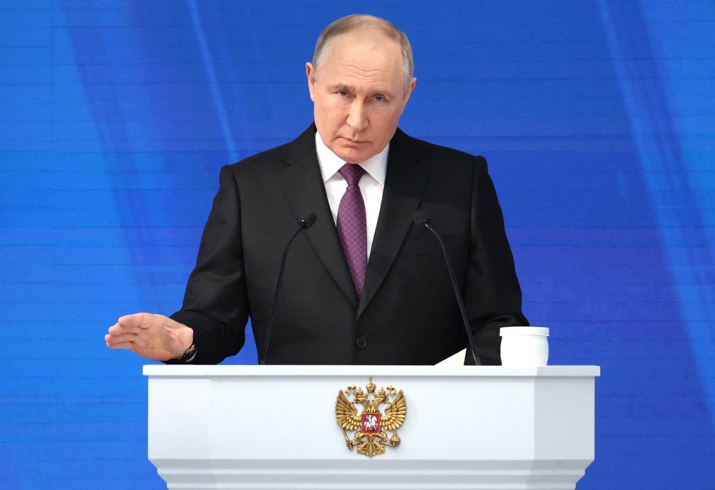Президент России Владимир Путин не отказался от своих максимальных амбиций, которые включают свержение украинского режима и смену власти по указке Кремля, предупреждают западные чиновники.