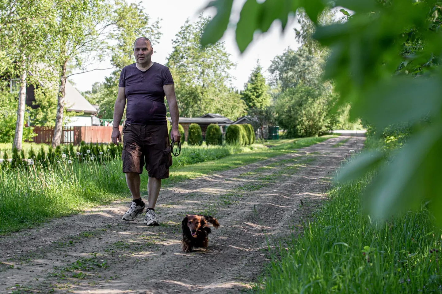 Paikuse alevikus paneb Raudtee tänava üks lõik kohalikke õlgu kehitama ja küsima, millal see Pärnu linna vääriliseks tänavaks muutub.