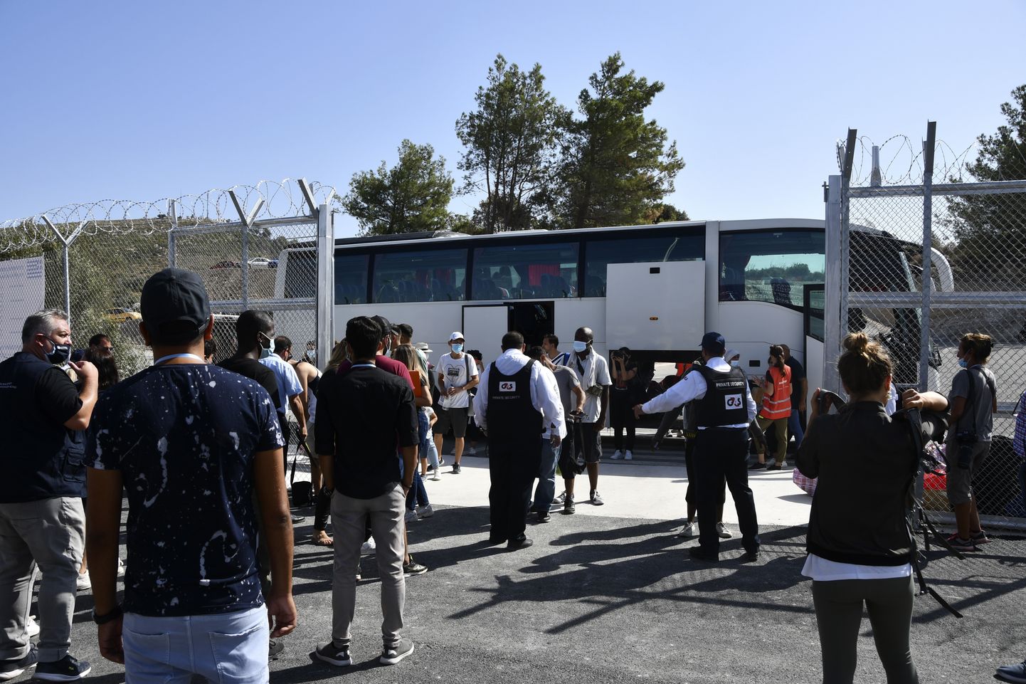 Asüülitaotlejad saabumas uude kinnisesse laagrisse Kreeka Samose saarel.