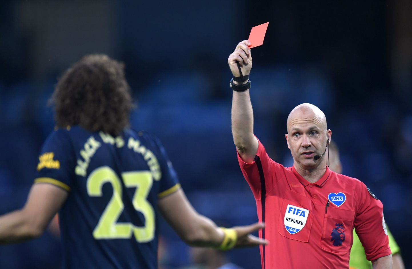 Ebaõnnesõdur David Luiz näeb enda ees punast kaarti.