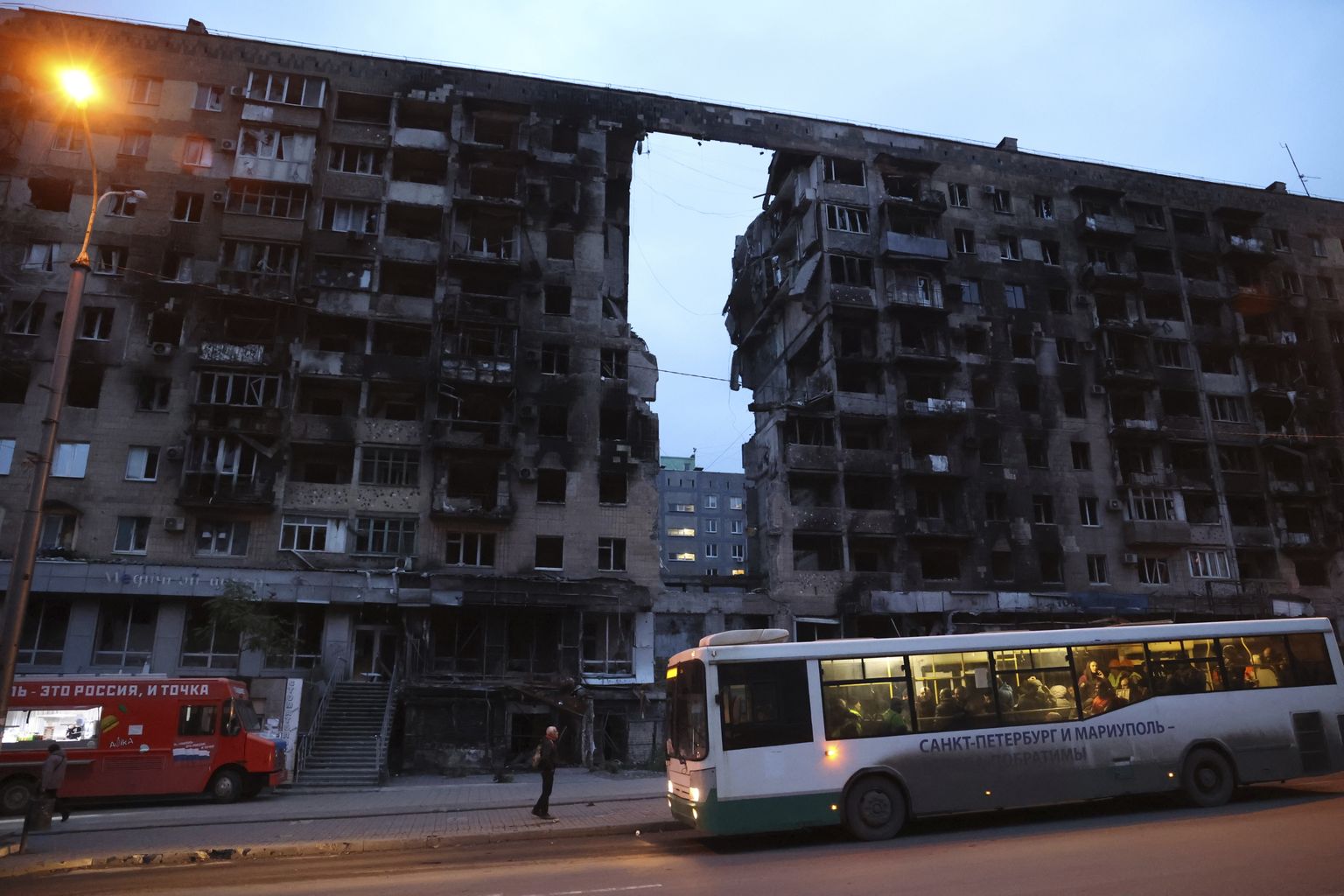 Разрушенный город Мариуполь после российских обстрелов