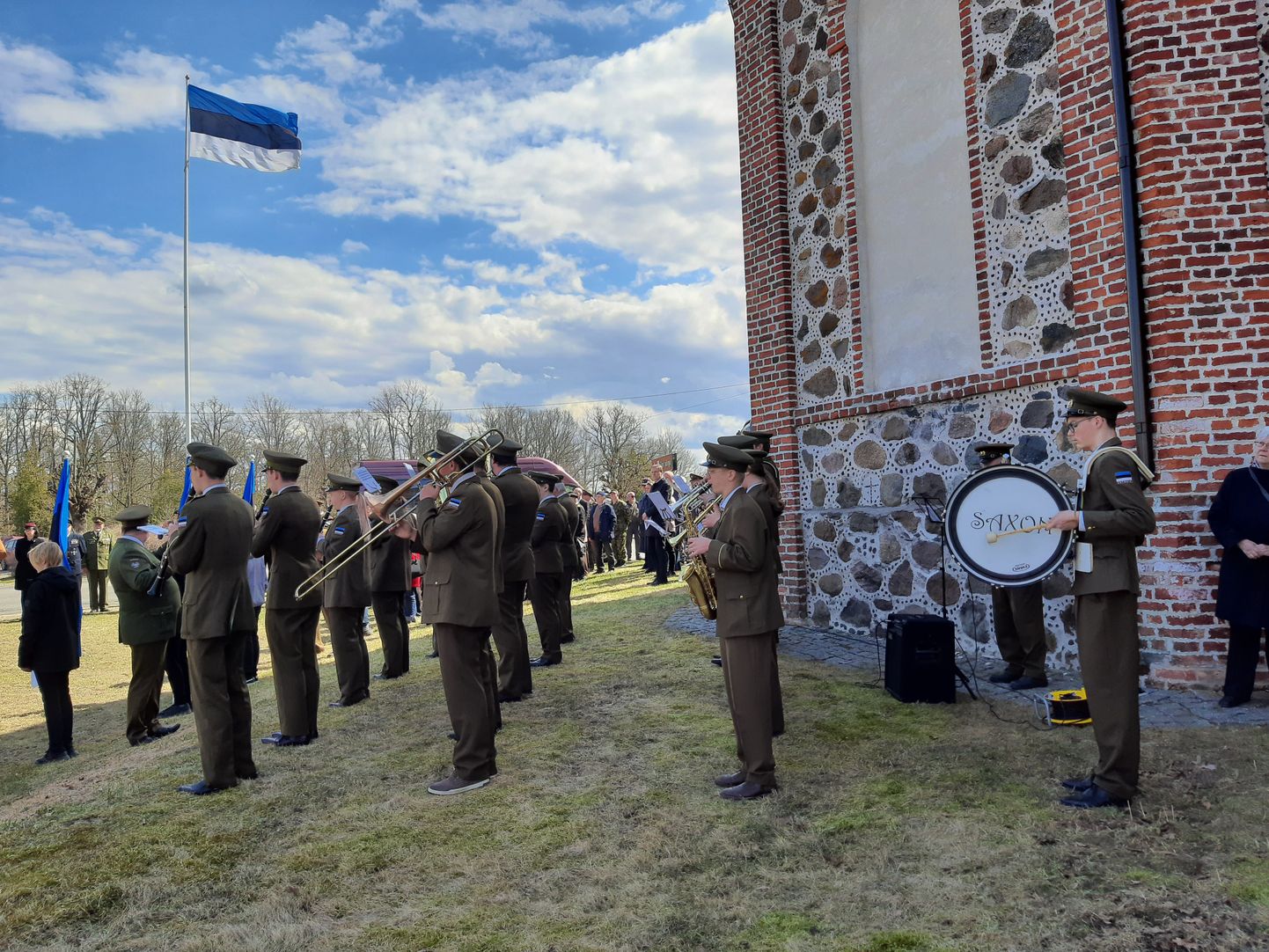Eesti sõjameeste mälestuskirikus Toris lehvisid 2022. aastal veteranipäeval mastis mitme riigi lipud. Pilt on illustreeriv.