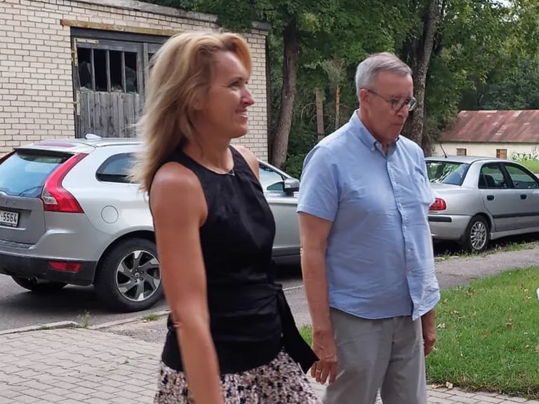 Ieva Ilves ja Toomas Hendrik Ilves Valkas valijatega kohtumisel.