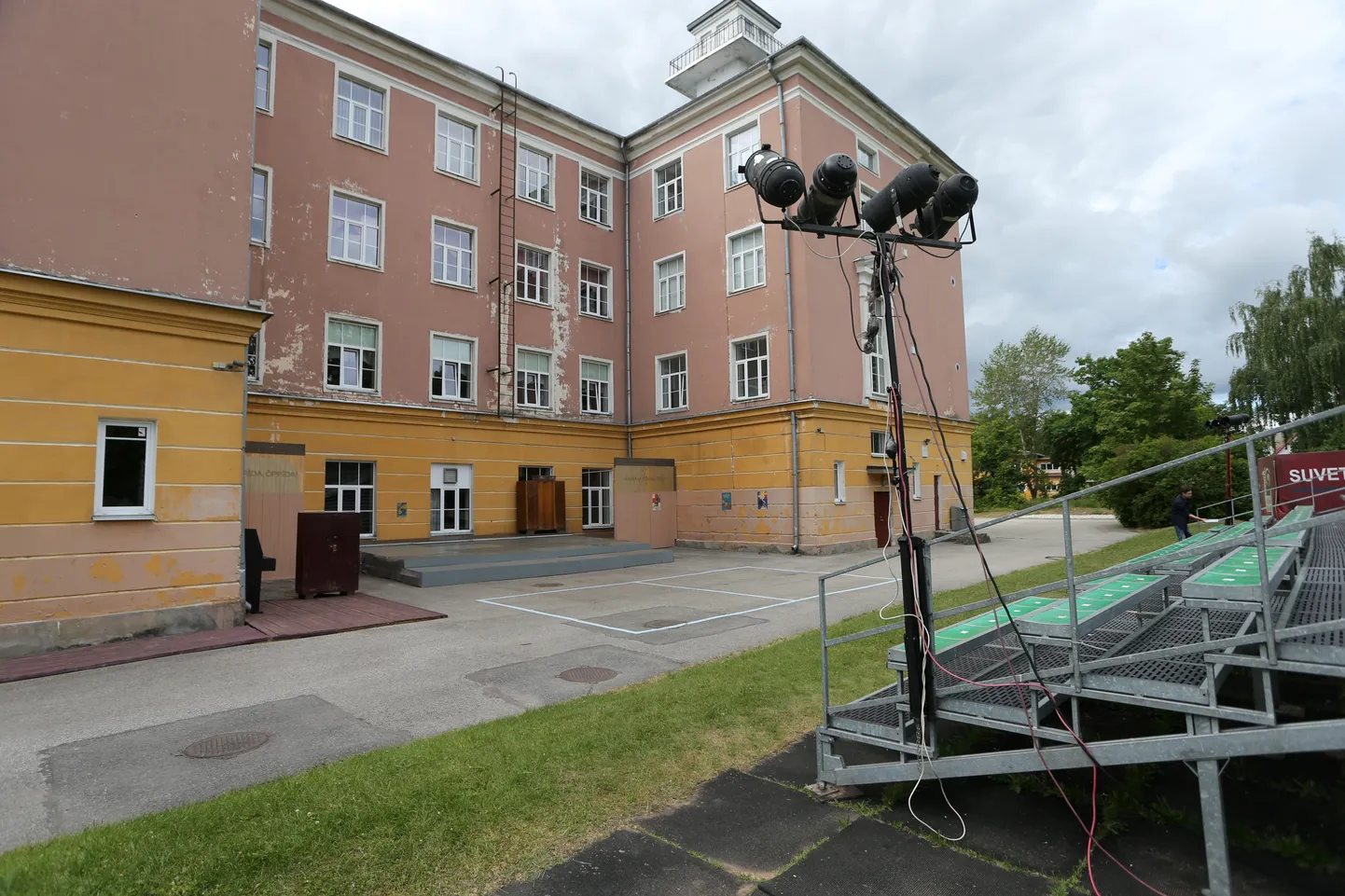 Tänavu on «Kasuema» etendused Puiestee tänavas koolimaja taga.