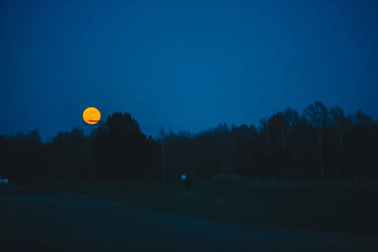 Taevasse tõusnud kuu paistis tavatult suurena.