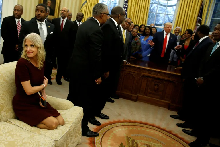Kellyanne Conway Valge Maja Ovaalkabinetis jalgupidi sohval