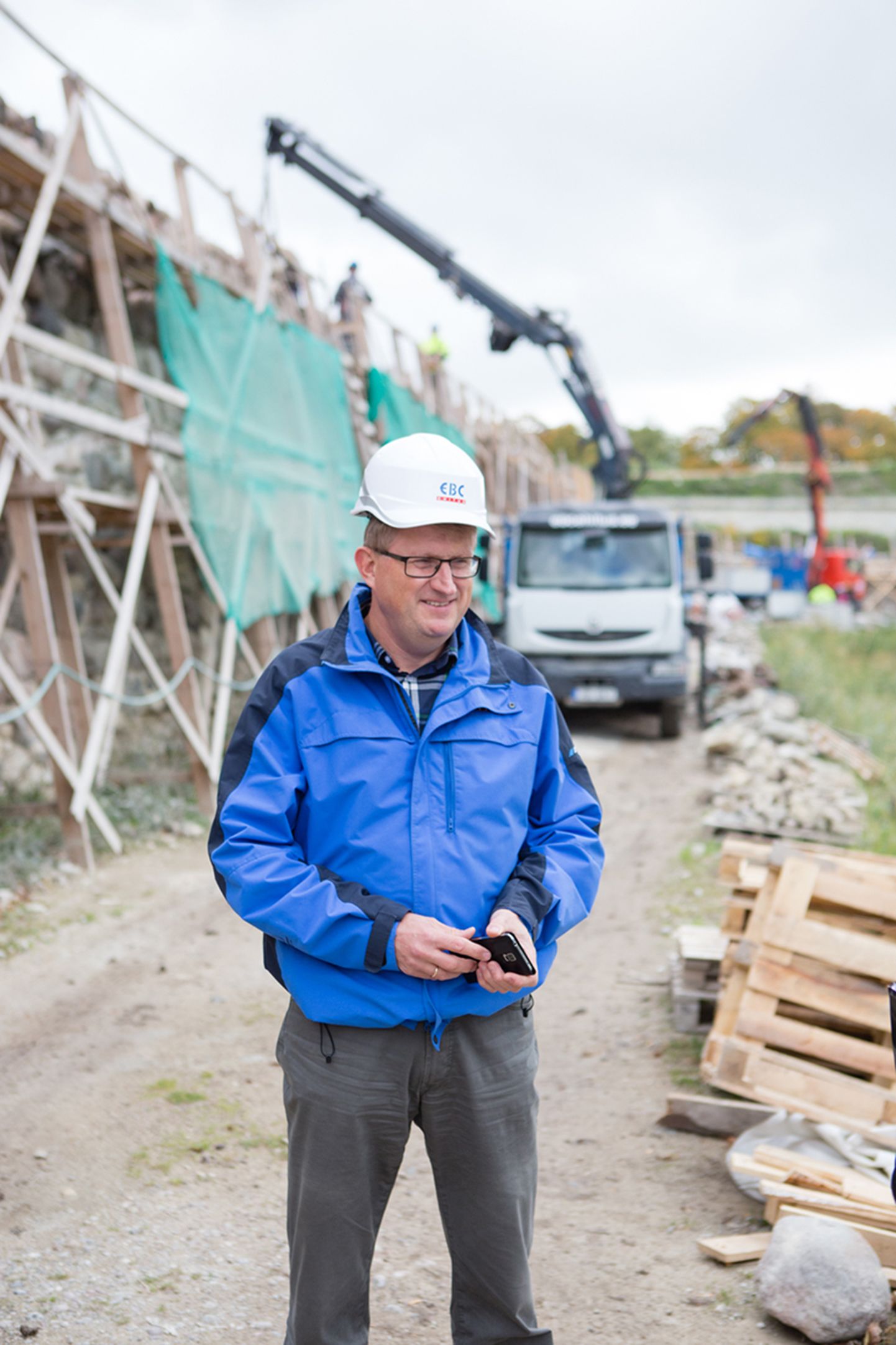TÖÖ KÄIB: Kuressaare lossivallidel, mis on kahtlemata suurim käsilolev objekt EBC Ehituse jaoks, saab töö Ago Arge kinnitusel valmis tähtajaks – tuleva aasta neljandaks kvartaliks kindlasti (2014).