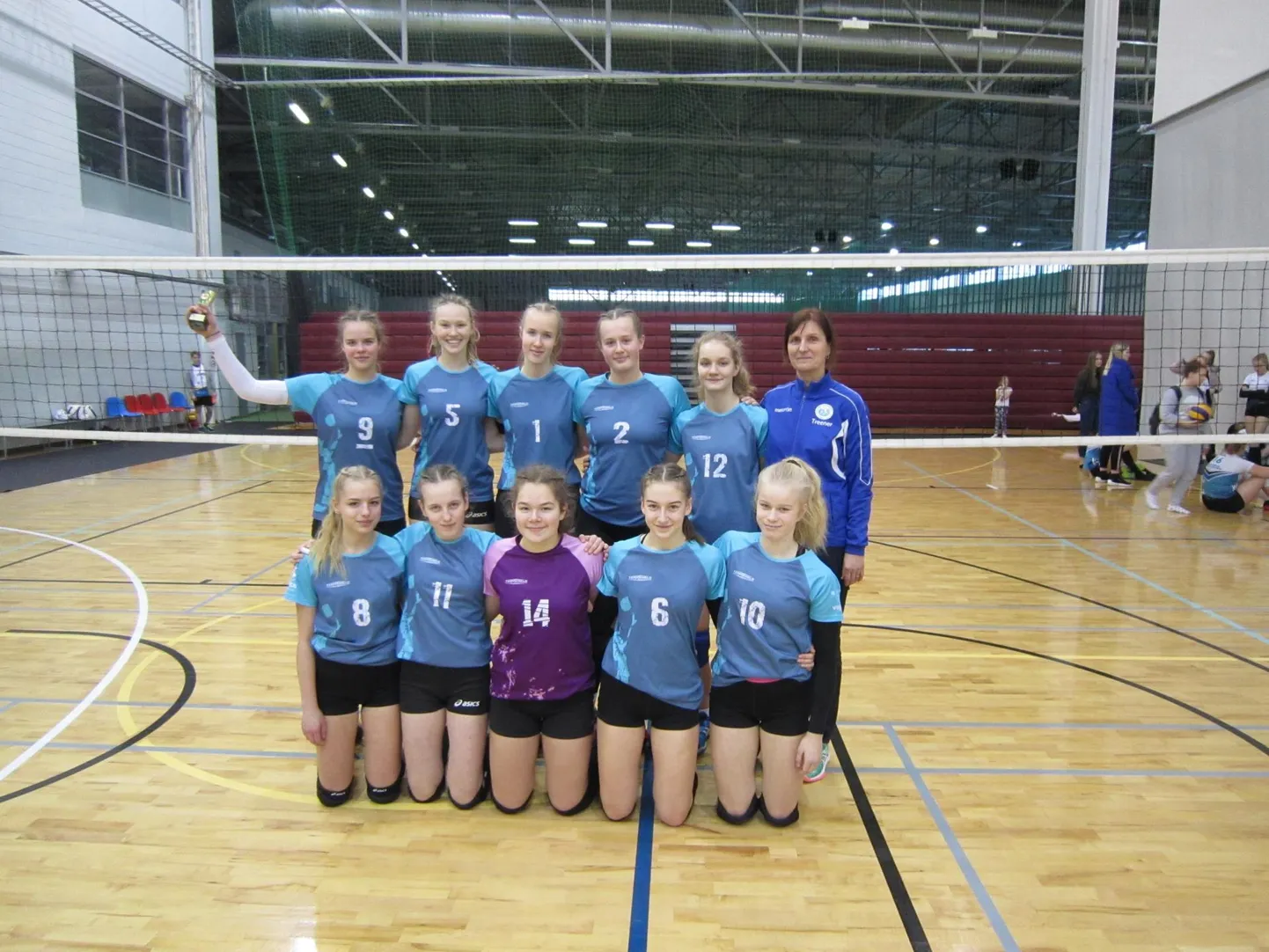 Viljandi spordikooli esindus pälvis Võru spordikeskuses peetud Eesti võrkpalli liidu U-18 vanuseklassi tütarlaste karikavõistluste esimesel finaalturniiril neljanda koha.