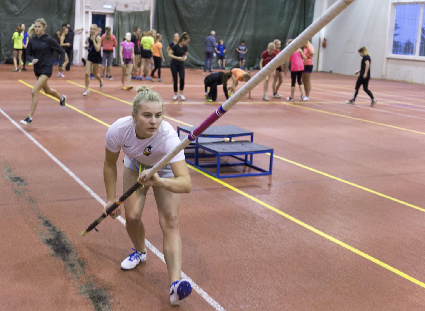 Emilia Palgi tuli teivashüppemeistriks tulemusega, mis tähistab Viljandimaa alla 18-aastaste tütarlaste rekordit. Pilt on tehtud Viljandi Paalalinna viilhallis.