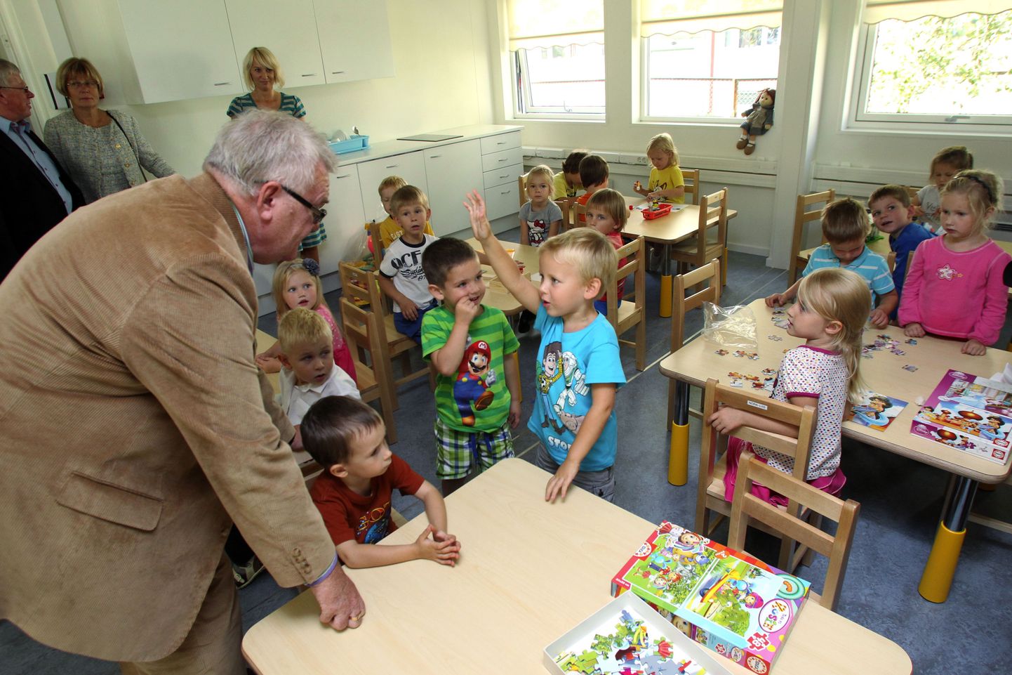 Наблюдать за детскими играми мэру Таллинна этой осенью приходится часто.