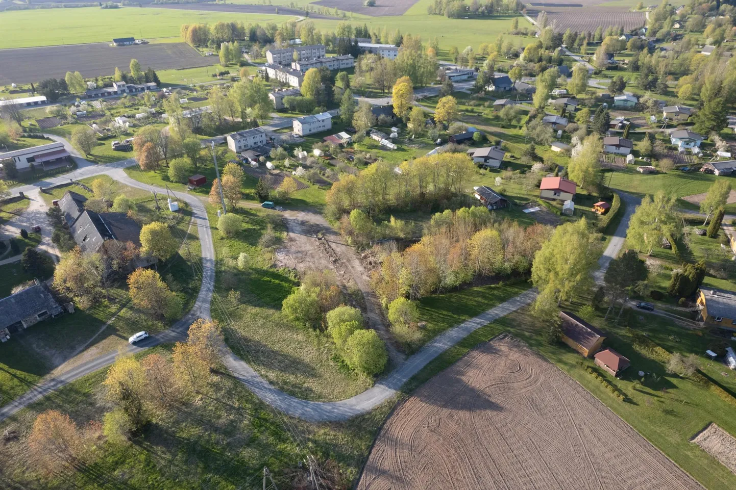 Müüki pandud tühi maatükk jääb Hallistes nii-öelda teepauna sisse. Ümbruskonnas on eramajad, hooldekodu ja põllumaa.