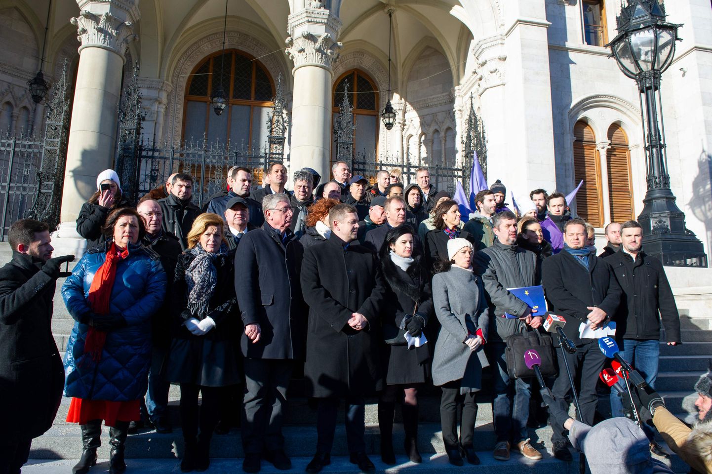 Ungari opositsioonilised parlamendisaadikud Budapestis parlamendihoone ees sümboolset vannet andmas.