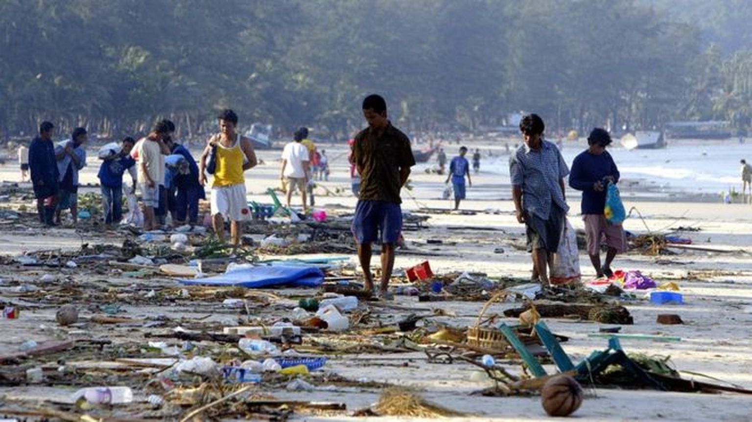 На пляже Патонг в Таиланде 27 декабря 2004 года - через два дня после цунами