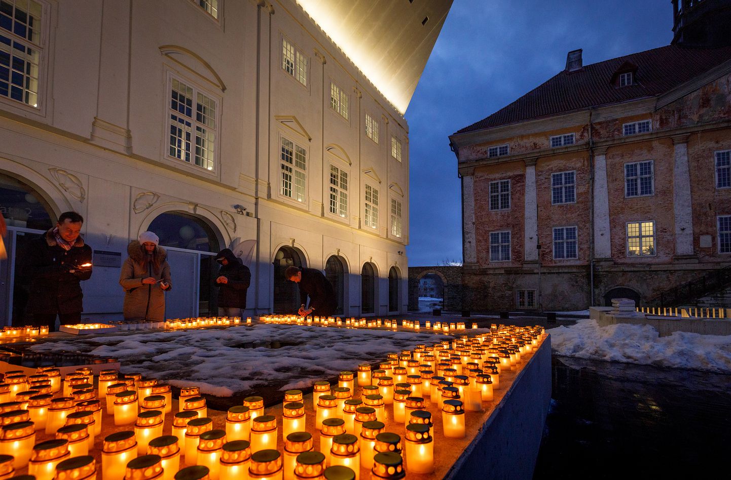 Прошлогодняя акция по зажжению свечей в память жертв мартовской депортации на Ратушной площади в Нарве.