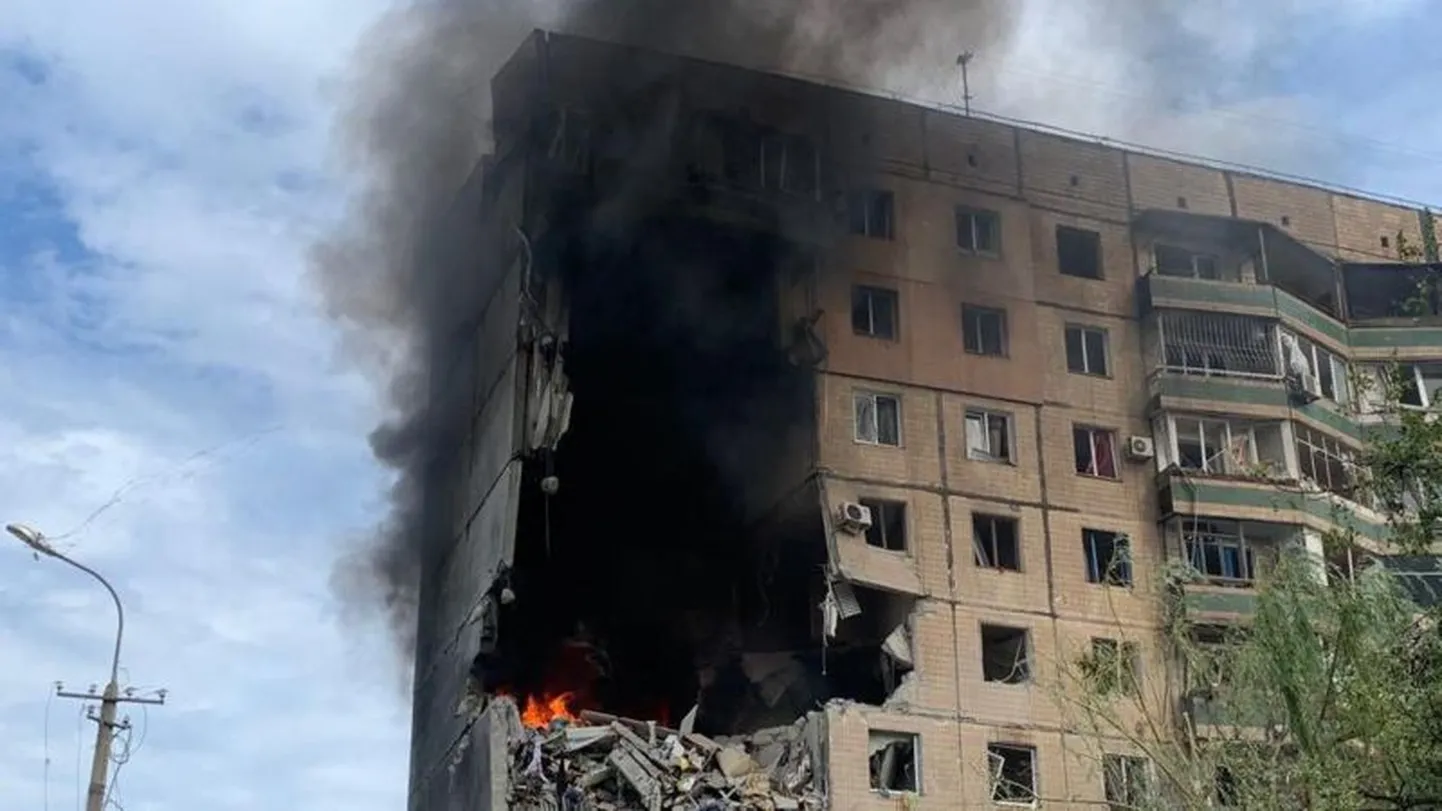 В результате попадания ракеты разрушено несколько этажей жилого дома.