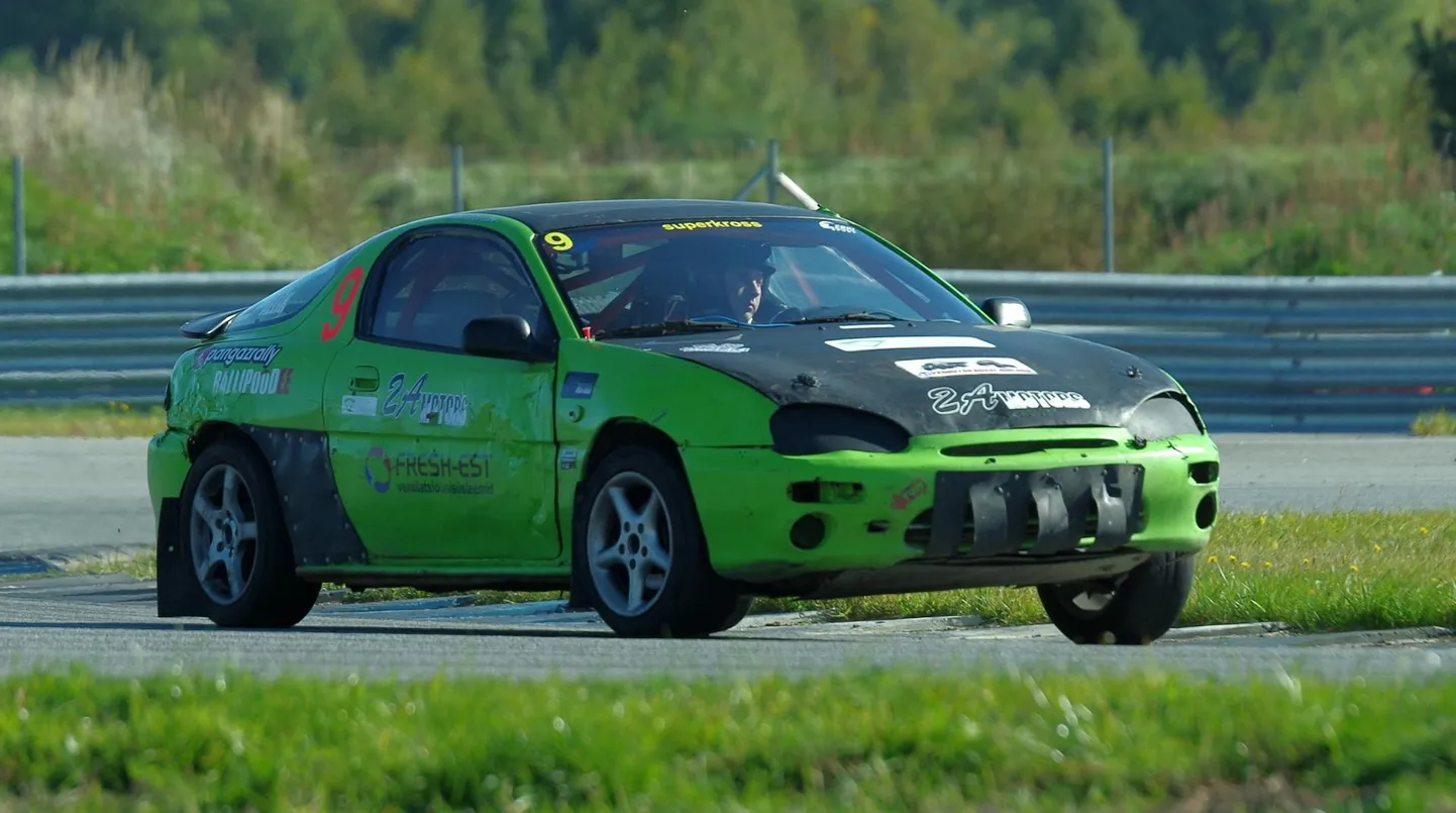 Alar Allik, kes on kogu aeg püsinud esikolmiku konkurentsis, on ühtlasi kõigi Allik Racingu võistlusmasinate ettevalmistaja.