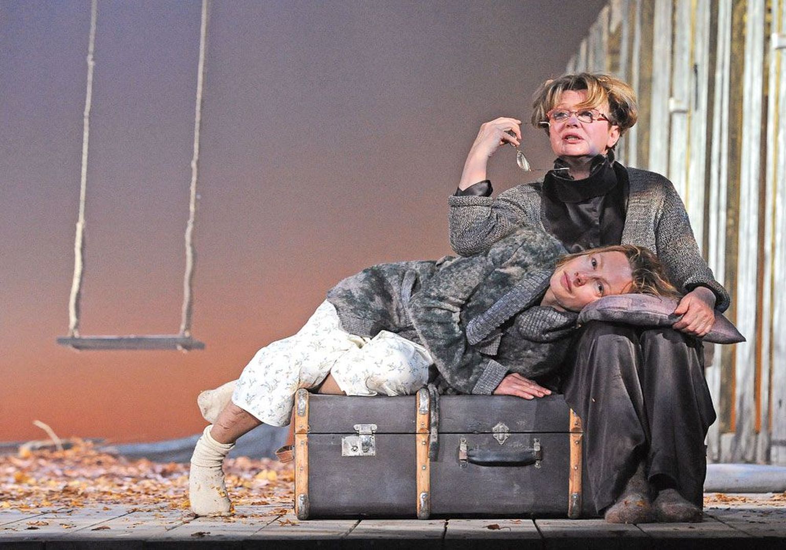 В спектакле мос­ковского театра «Современник» «Осенняя соната» Алена Бабенко (слева) и Марина Неелова играют дочь и мать.