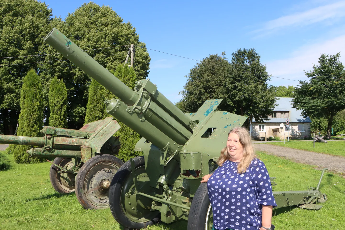 Sinimägede muuseumi juhataja Ivika Maidre meelest ei sobi relv hukkunute mälestamiseks ja selle õige koht on muuseumis, nagu läkski nüüd Punaarmee haubitsaga.