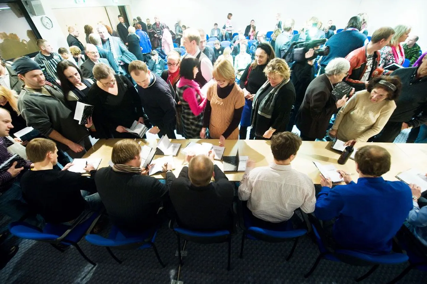 Ratturid «Liibanoni 2011» raamatu esitlusel autogramme jagamas.