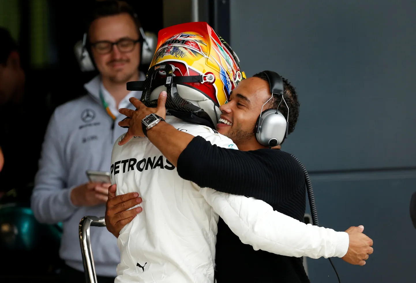 Lewis Hamilton (seljaga) ja vend Nicolas Hamilton 2017. aastal.