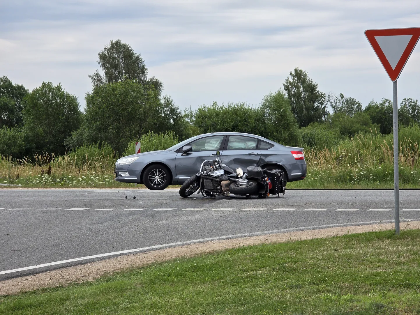 Avārijā uz Ventspils šosejas gājis bojā motociklists; abos virzienos bloķēta satiksme