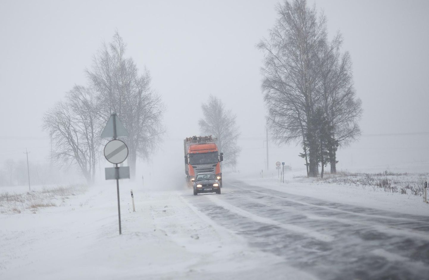 Ilmastikuolud üle Eesti on väga keerulised. Politsei soovitab autoga sõite vältida.