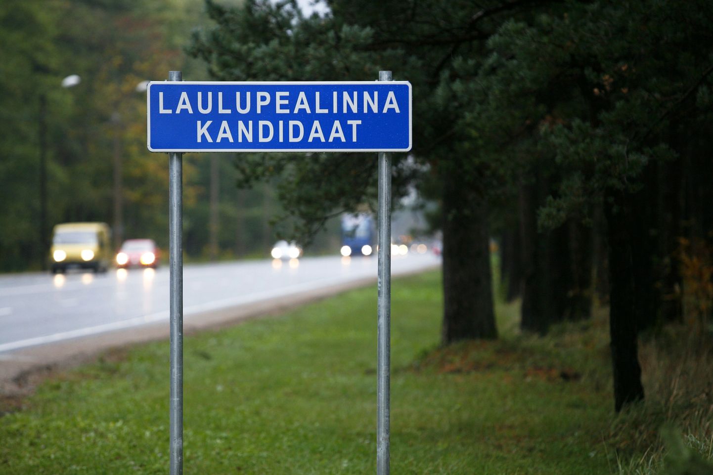 Hoolimata sellest, et Pärnu pudenes laulupealinna-saatest välja juba poolteist nädalat tagasi jäävad sildid "Laulupealinna kandidaat" linna piirile novembri lõpuni.