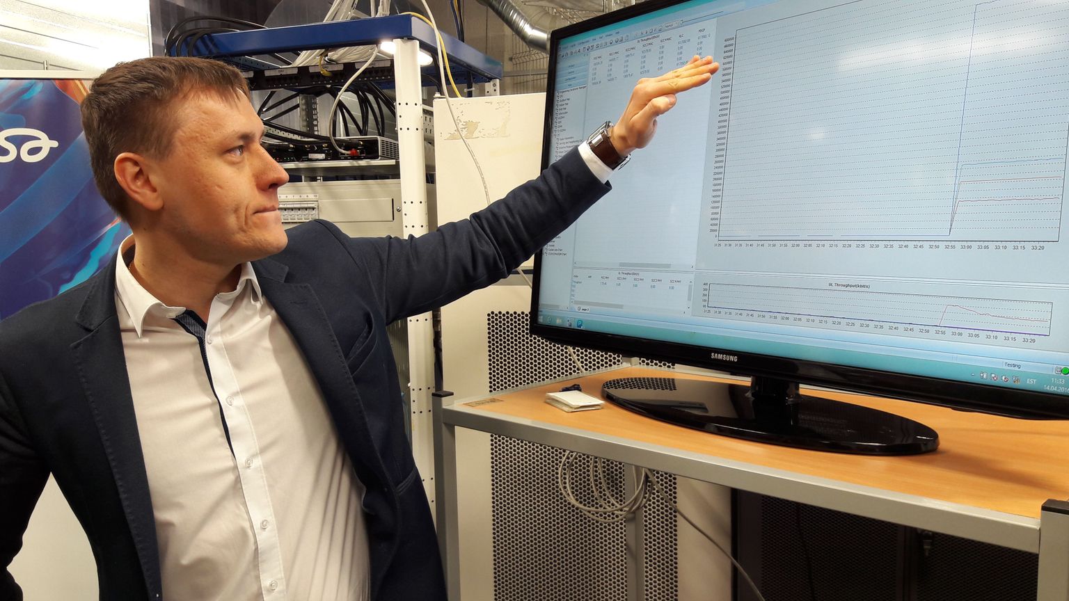 Elisa raadiosidevõrkude valdkonna juht Kristo Kork näitab teletornis testitulemusi