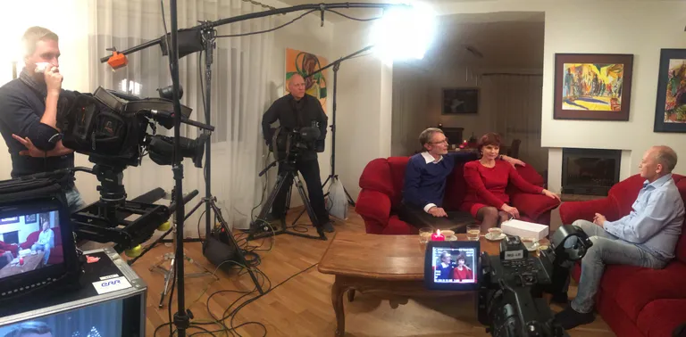 Vahur Kersna intervjueerib Mart ja Ülle Kadastikku. "Tuled akendes" 2015. Foto