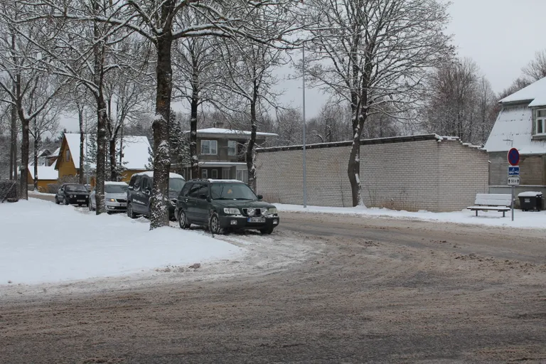 Laial tänaval kipuvad autod parkima ristmikule liiga lähedale.