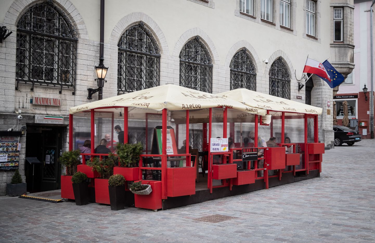 Ресторанная терраса в Старом городе. Снимок иллюстративный.