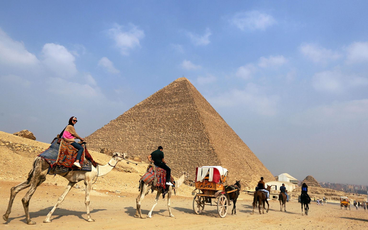 Turistid püramiidide juures