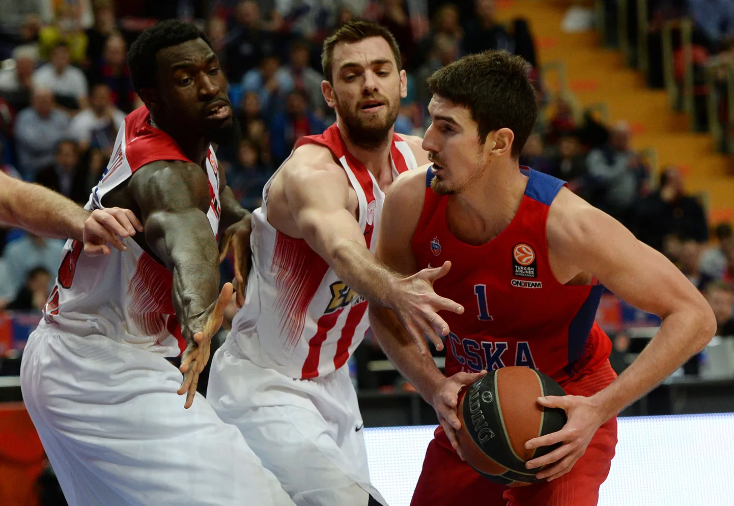 Nando De Colo (paremal) kohtumises Piraeuse Olympiacose vastu.