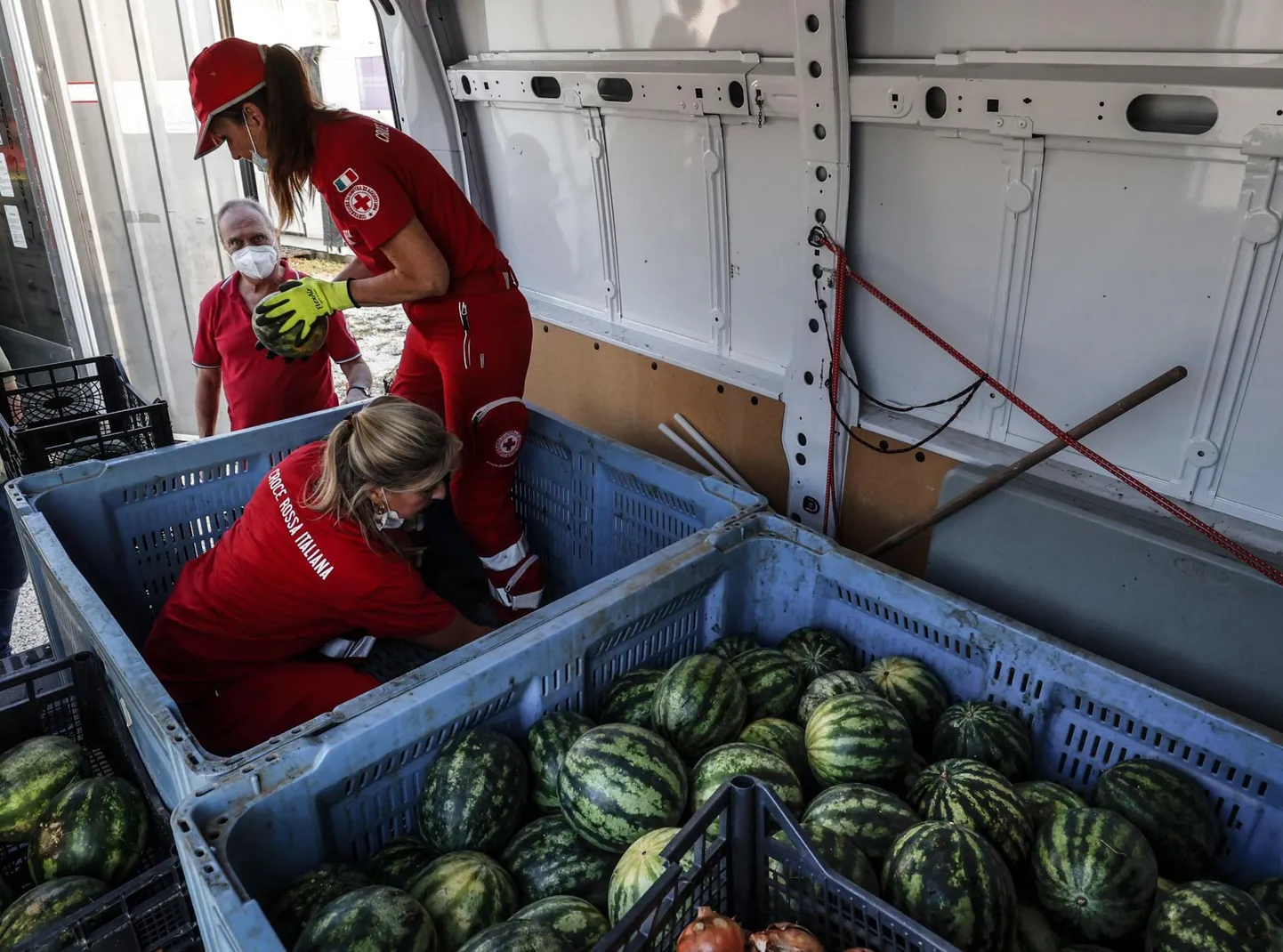 Itaalia Punase Risti töötajad Roomas kodututele süüa jagamas.