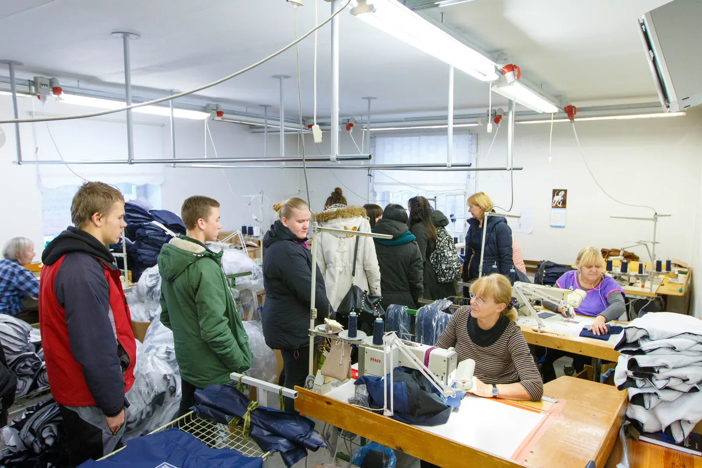 Ala põhikooli õpilased Valga õmblusettevõttes Vivatex.