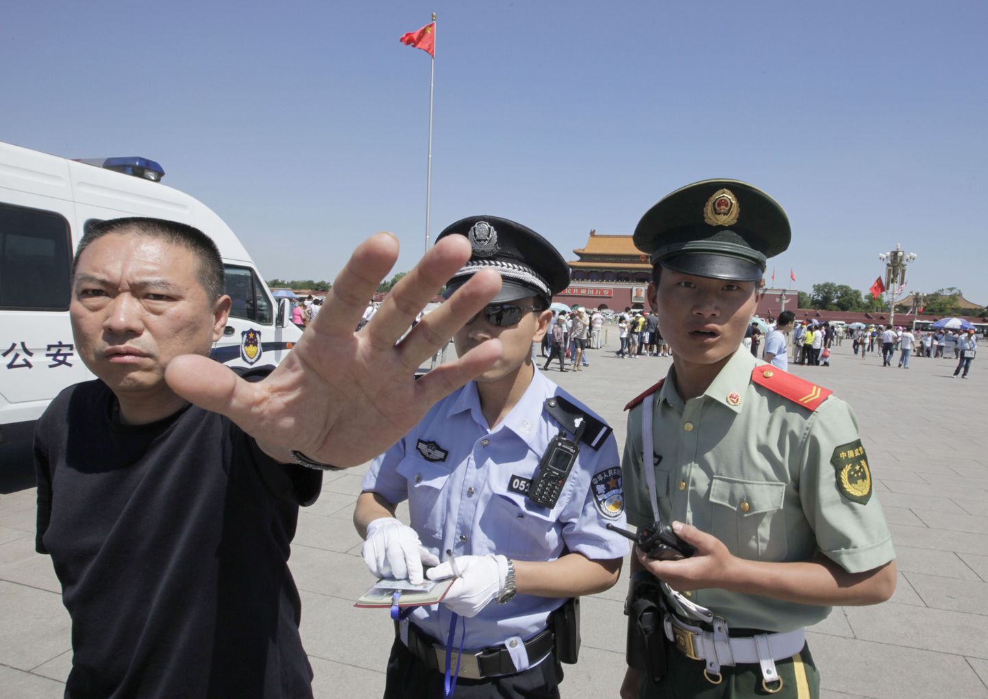 Hiina korrakaitsjad üritasid täna Tiananmeni väljakul takistada fotograafil oma tööd tegemast.