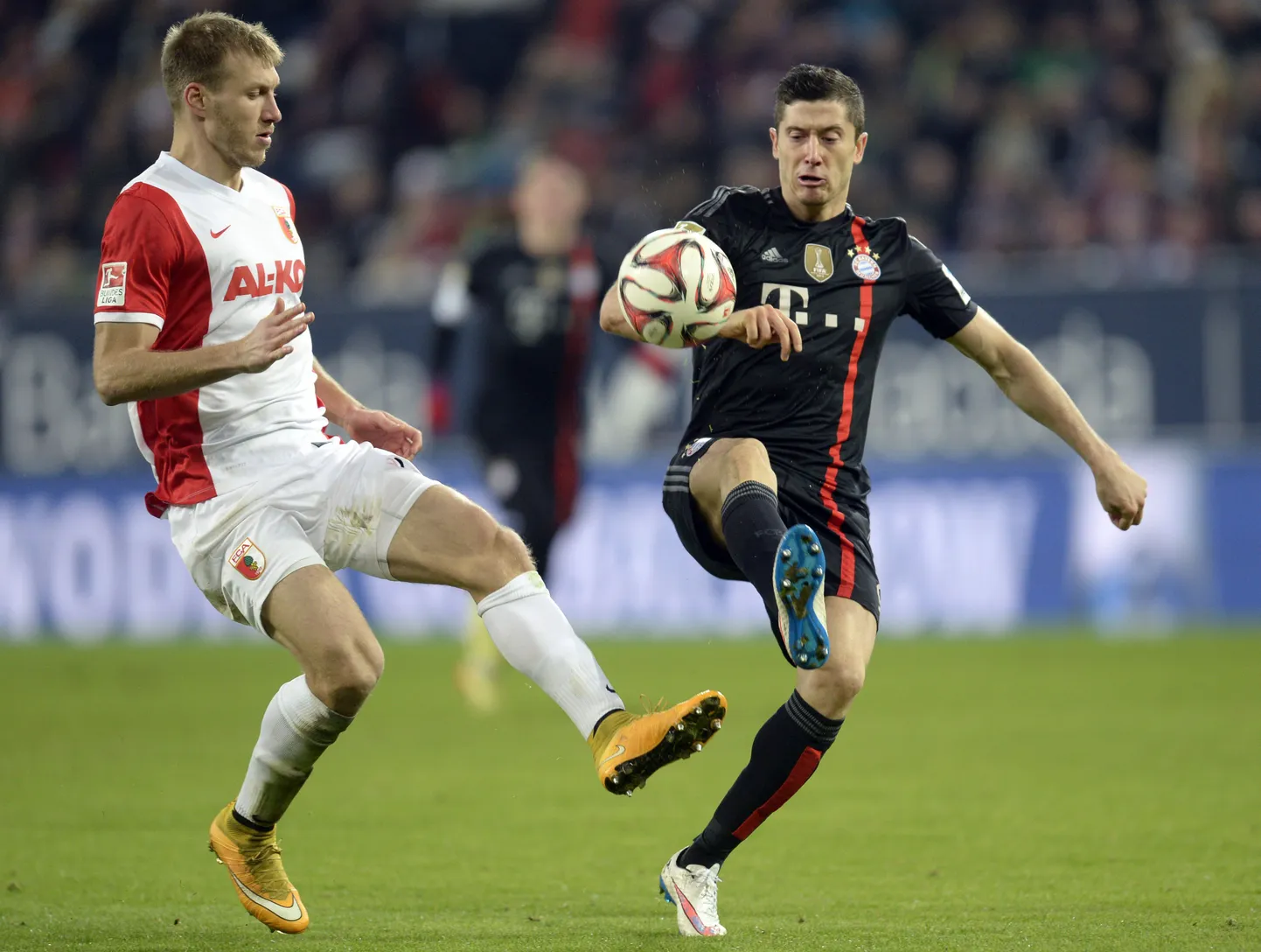 Ragnar Klavan (vasakul) heitlemas maailma tippründajate sekka kuuluva Müncheni Bayerni eduruvumehe Robert Lewandowskiga.