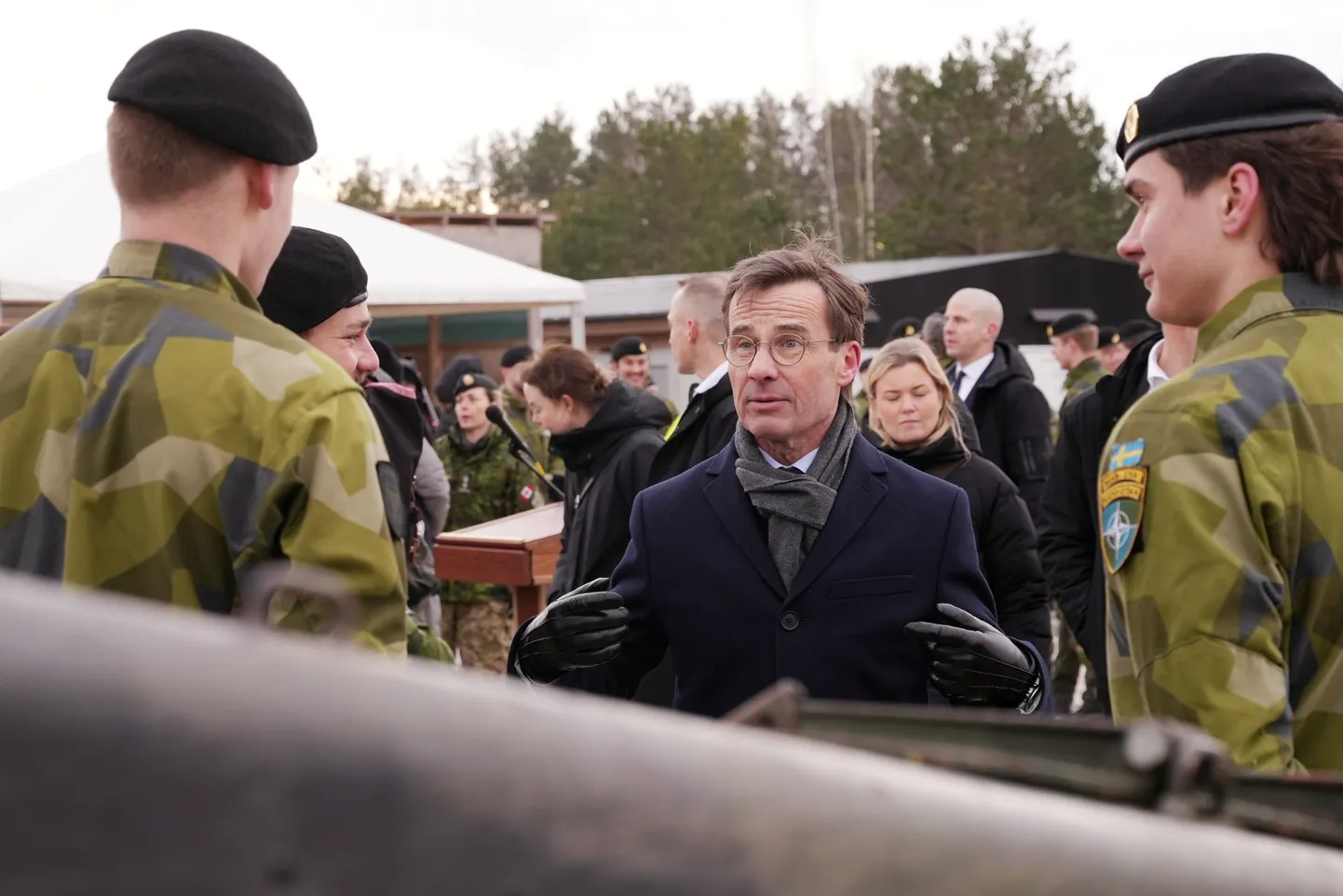 Zviedrijas premjerministrs Ulfs Kristersons (Ulf Kristersson) (centrā) piedalās svinīgajā ceremonijā militārajā bāzē "Ādaži" par godu Zviedrijas karavīru pievienošanās NATO spēkiem Latvijā.
