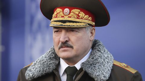 Болельщица вышла на лед и поцеловала Лукашенко в губы