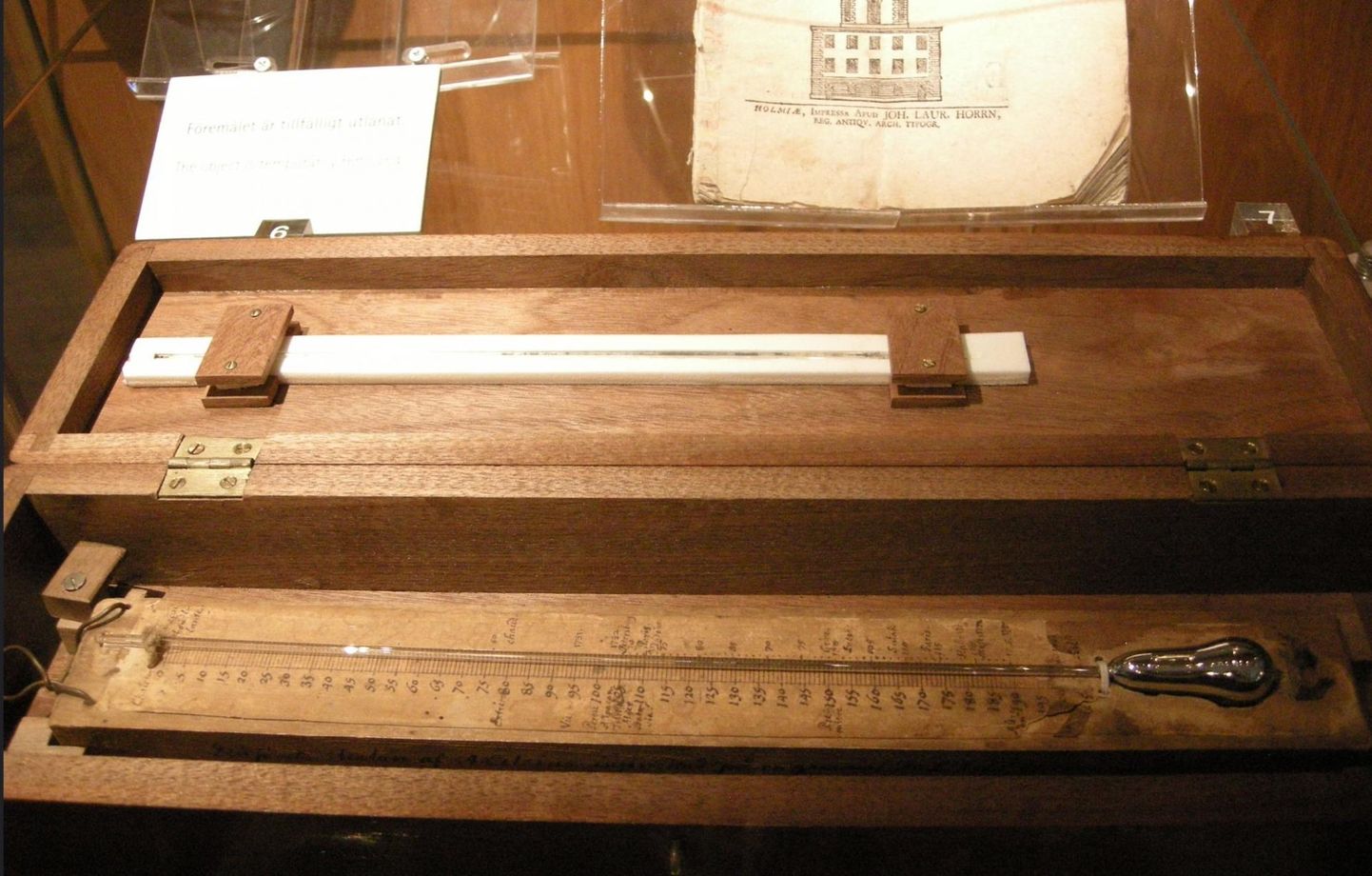 Anders Celsiuse muuseumis Uppsalas on eksponeeritud ka Celsiuse orginaaltermomeeter: vasakul servas – termomeetri ülaosas – on null ja pildi paremas osas vee külmumisele vastav 100 kraadi. 