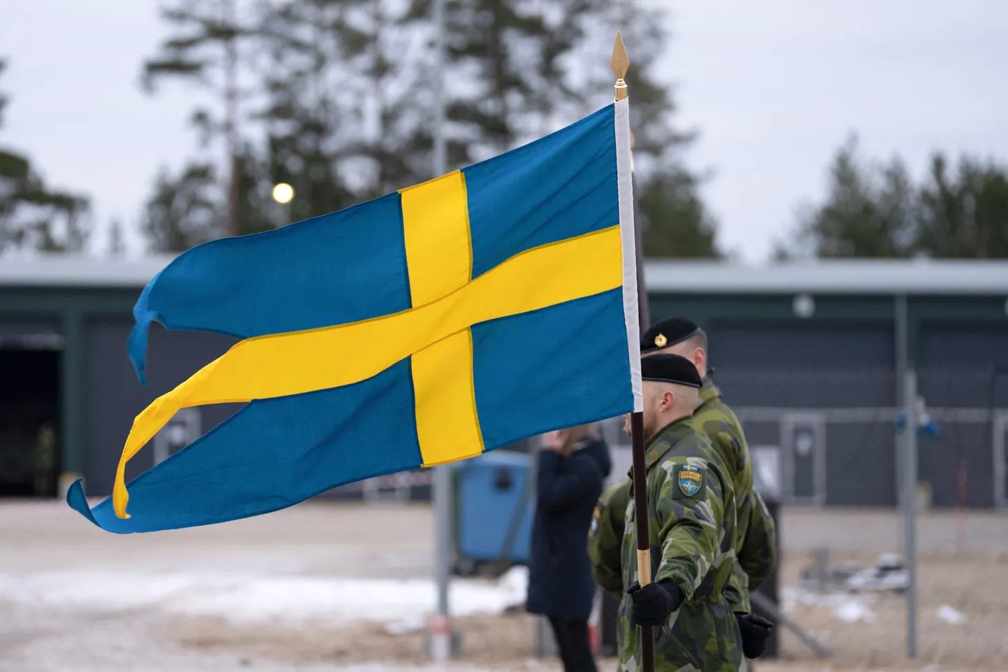 Rootsi lipp Rootsi sõdurite käes. Foto on illustratiivne.