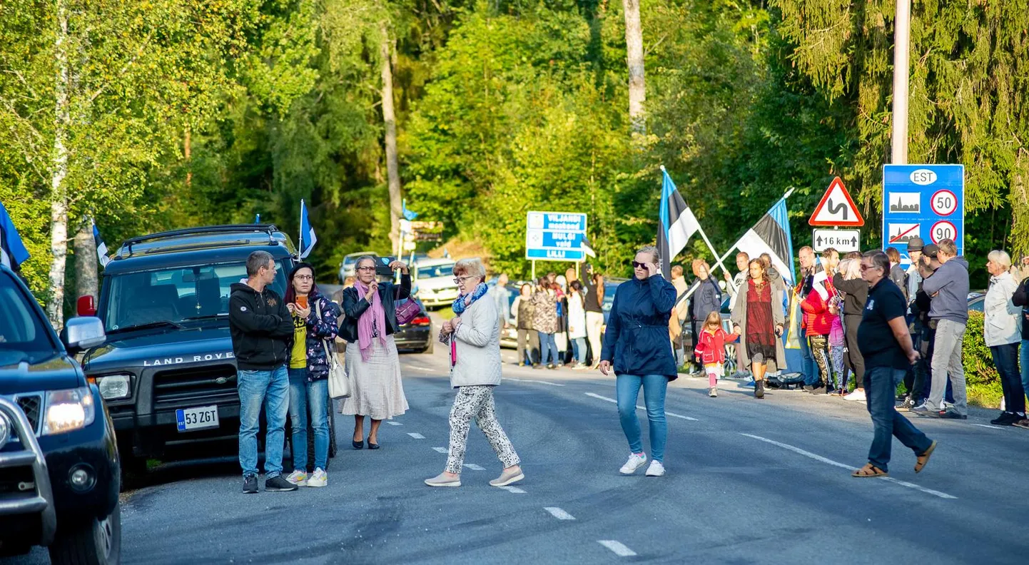 Lilli piiripunkti olid kogunenud sajad inimesed.