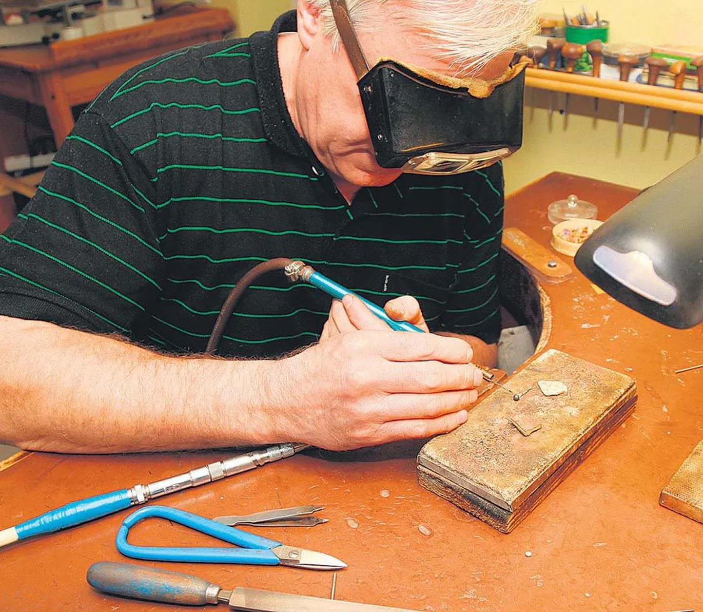 Omanimelise kullassepaäri omanik Peeter Aun on kuldsete kätega mees, kes oma töökojas kuld- ja hõbeehteid valmistab ja parandab.